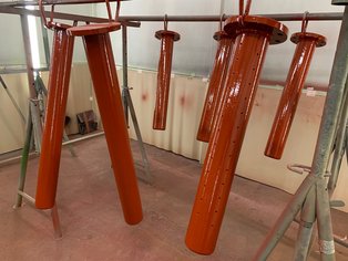 Sprühverteilerteile einer Destillationskolonne beschichtet mit HR 60 Extra G, rot